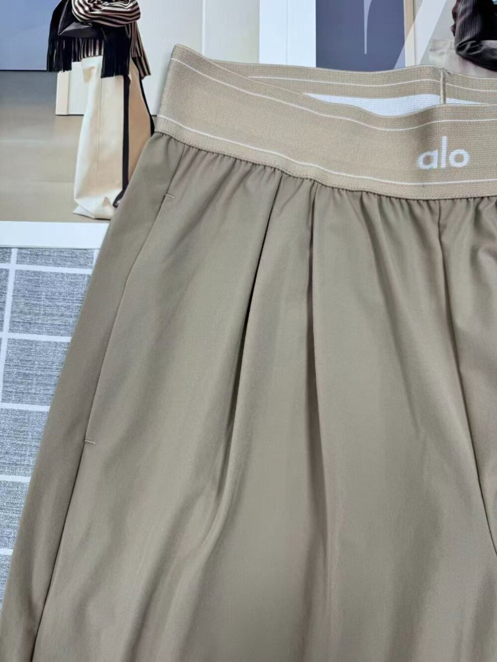 ☁️ NWT Alo Yoga Suit Up Trouser Gravel  🥳 Neutral Wide Leg Pants  Regular-30" - Picture 3 of 8